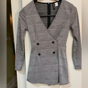 H&M Black and Gray Long Sleeve Romper Size: 4